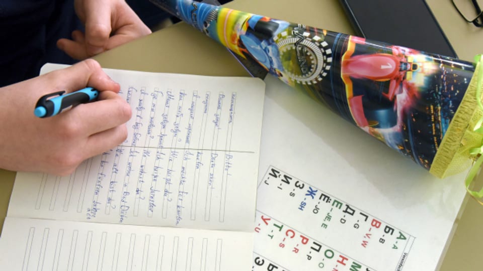 Schüler aus der Ukraine lernt Deutsch.