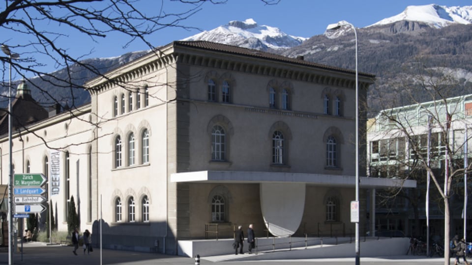Blick auf das Bündner Parlamentsgebäude an einem schönen Wintertag