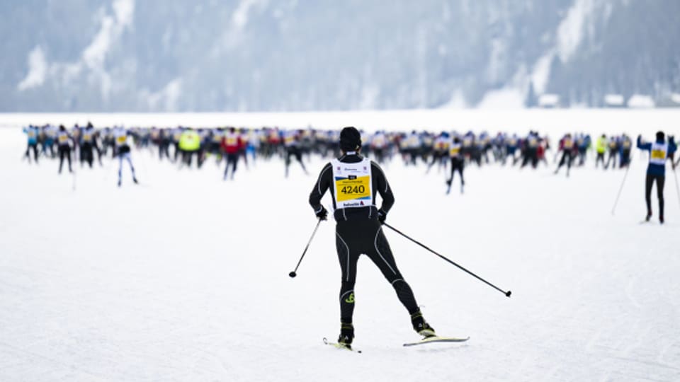 Ein Teilnehmer am Engadin Skimarathon, von hinten fotografiert.