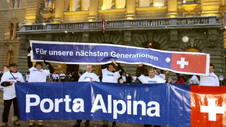2005 wurde sogar vor dem Bundeshaus für die Porta Alpina geweibelt.