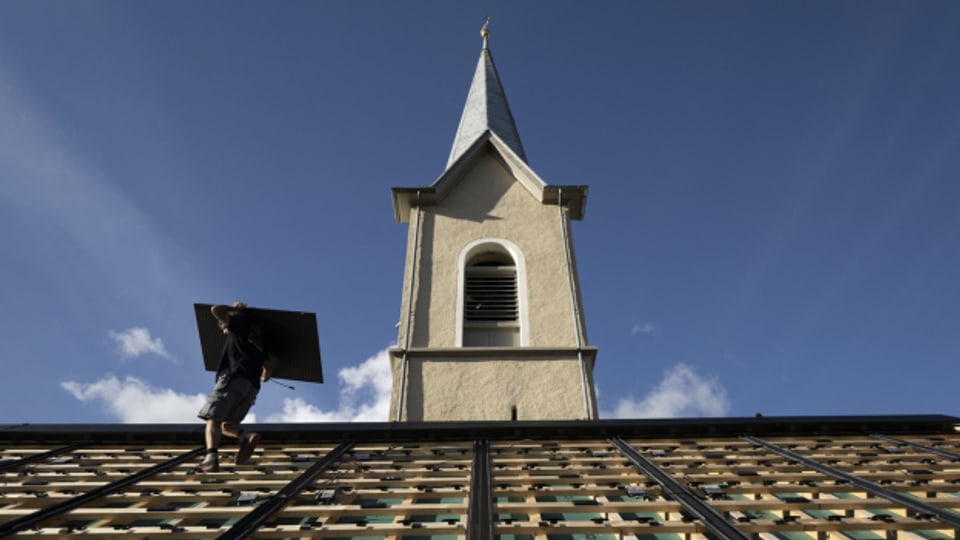 Solarpanels bilden das neue Kirchendach.