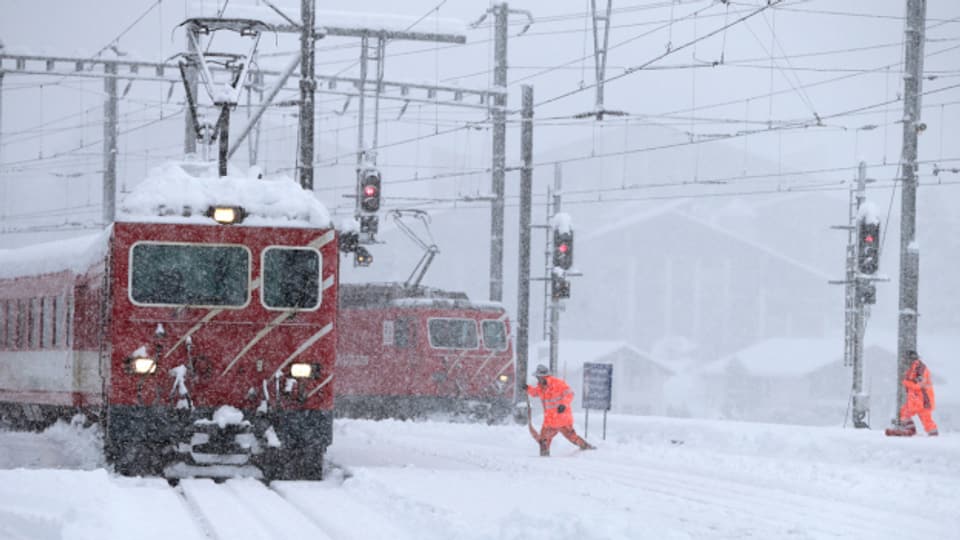 In Graubünden stellt der Wintereinbruch die RhB vor Herausforderungen.