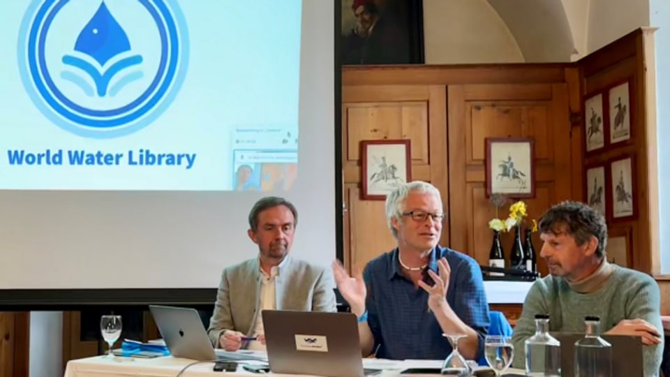 Initiator der Weltwasser-Bibliothek Ernst Bromeis (Mitte) will die Fragen rund ums Wasser sichtbarer machen.