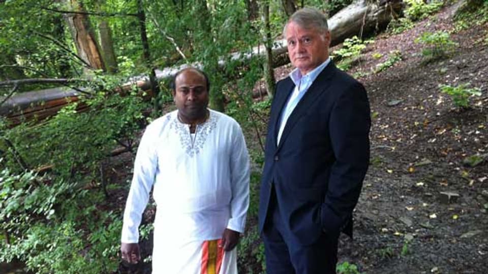 Der Hindu-Priester Saseetharen Ramakrischna Sarma und Luzerns Stadtpräsident Urs Studer sehen die Flussbestattungen als Zeichen der religiösen Gleichstellung.