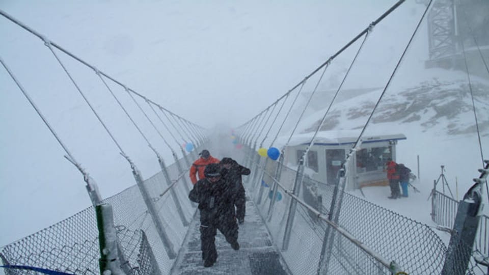 Die 100 Meter lange Hängebrücke am Titlis wurde bei garstigen Wetterverhältnissen eröffnet.