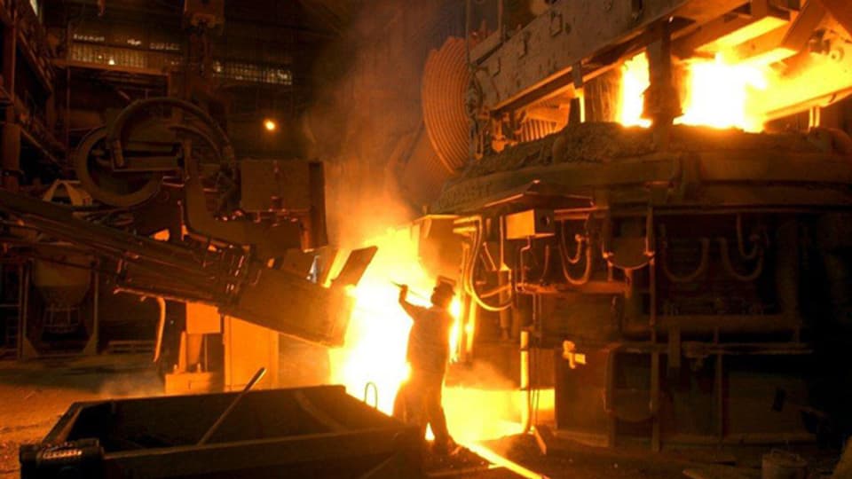 Die Abwärme der Swiss Steel könnte gewinnbringend genutzt werden. Das kostet aber Millionen.