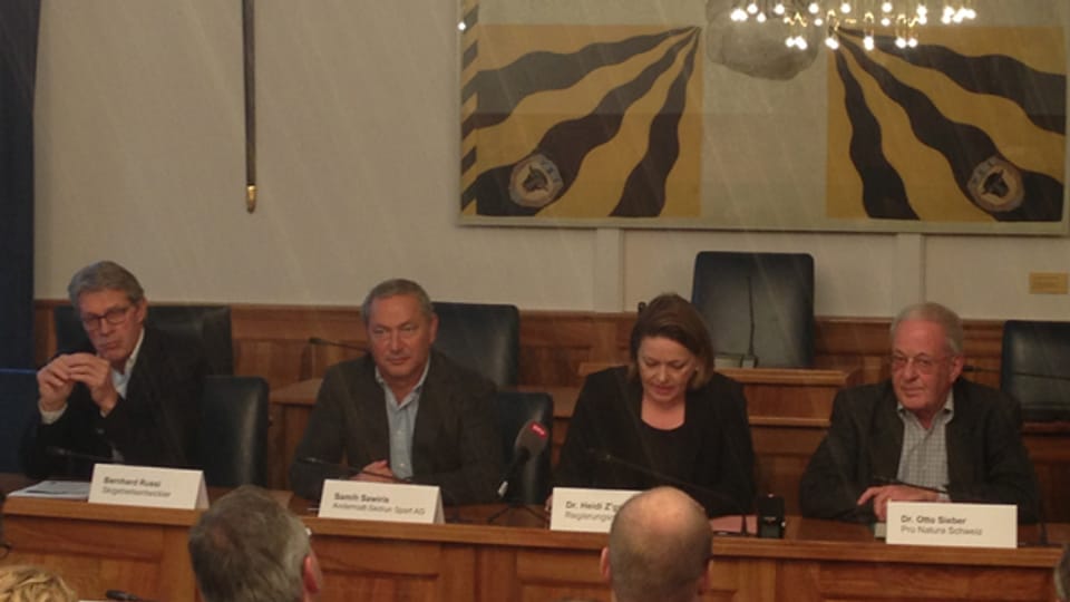 Im Urner Rathaus informieren (von links)Bernhard Russi, Samih Sawiris, Regierungsrätin Heidi Z'graggen, Otto Sieber von Pro Natura