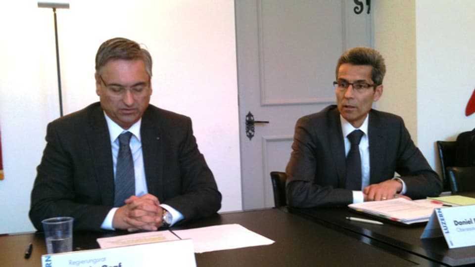 Regierungsrat Guido Graf (links) und Oberstaatsanwalt Daniel Burri stellen den Datenaustausch vor.