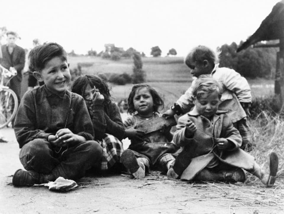 Kinder von Fahrenden in der Schweiz um 1950.