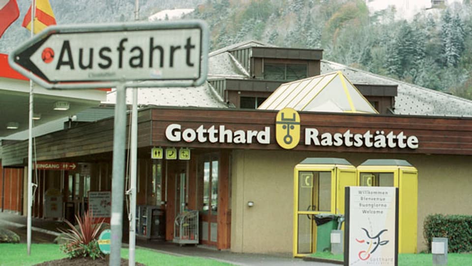 Randalierende Fussballfans geraten auf der Gotthard-Raststätte aneinander.