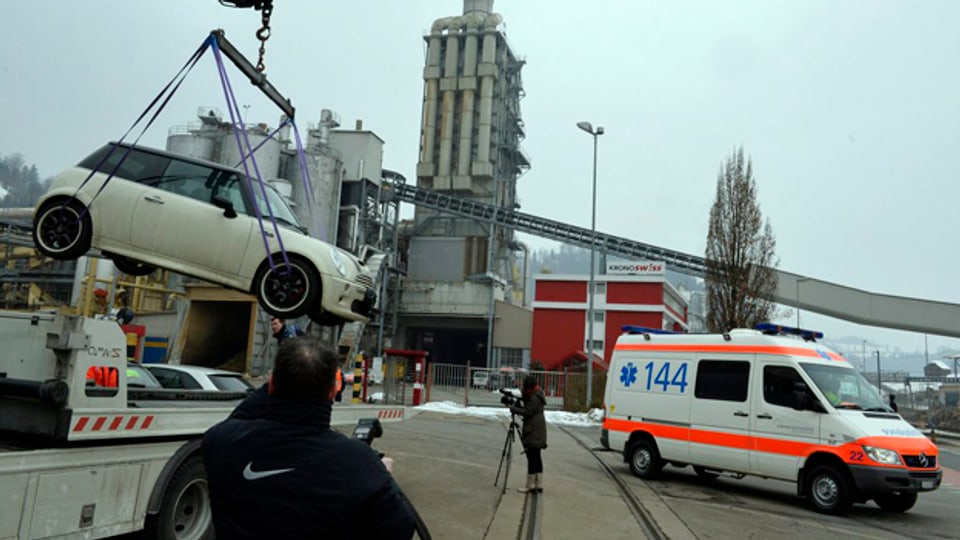Ein Auto wird von Kriminaltechnischen Dienst abtransportiert, auf dem Firmengelände von Kronospan in Menznau.