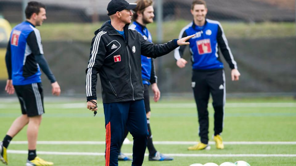 Carlos Bernegger gibt als neuer Trainere dem FCL erste Anweisungen.