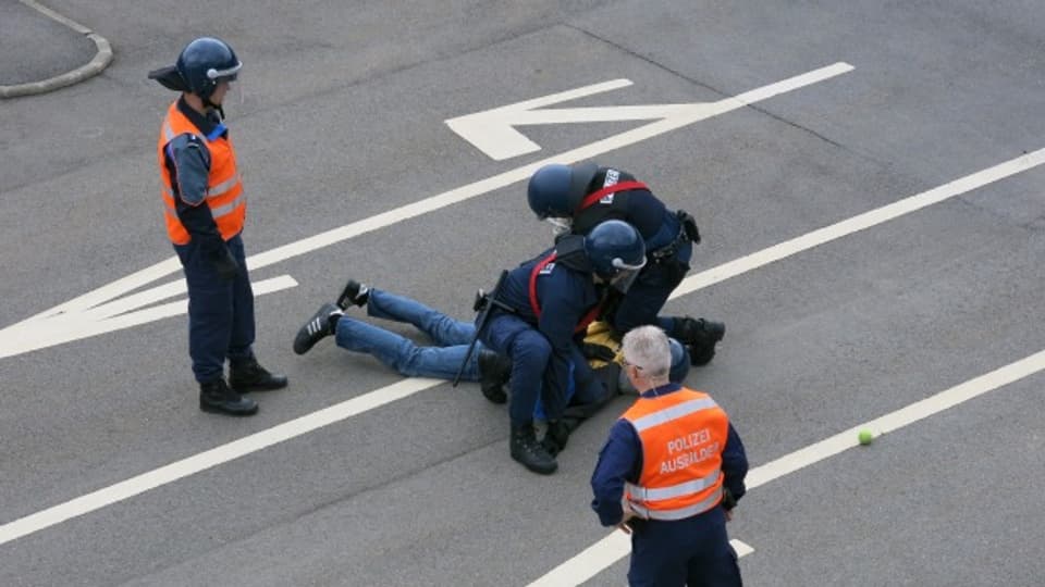 Übung eines Polizeieinsatzes in Hitzkirch.