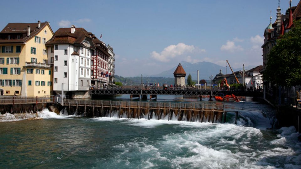 Das Nadelwehr in Luzern ist bereits zu zwei Dritteln offen.