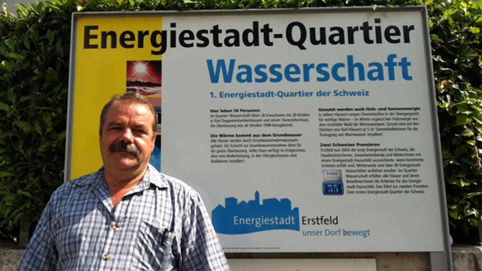Der Erstfelder Gemeindepräsident Werner Zgraggen vor dem Energiestadt-Quartier.