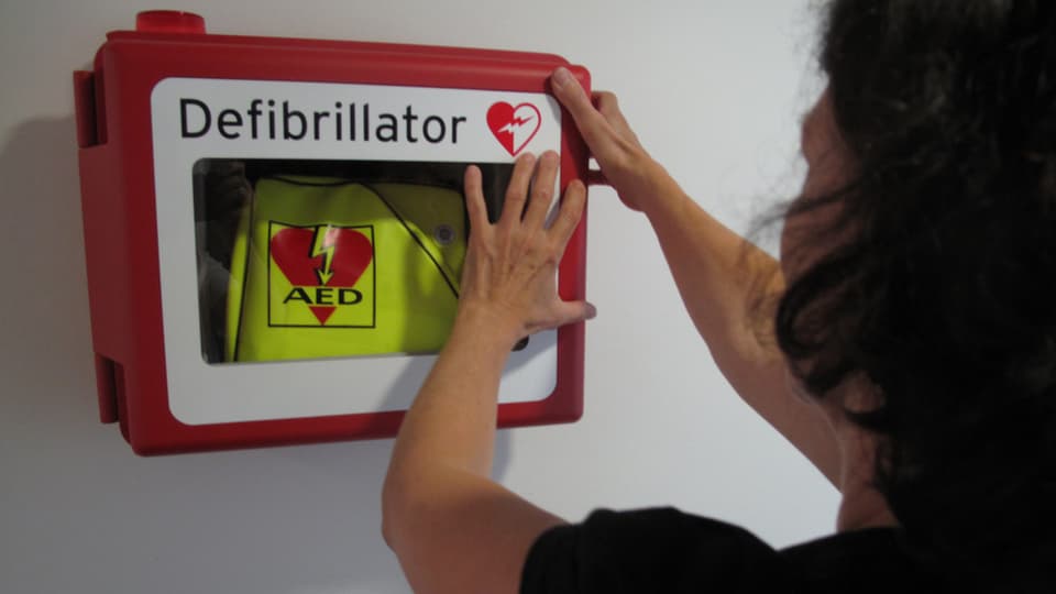 Ein Defibrillator kann im Notfall Leben retten - wenn man weiss, wo einer ist.