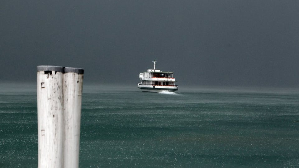 Das Kursschiff Flüelen in einem Gewitter über dem Vierwaldstättersee.