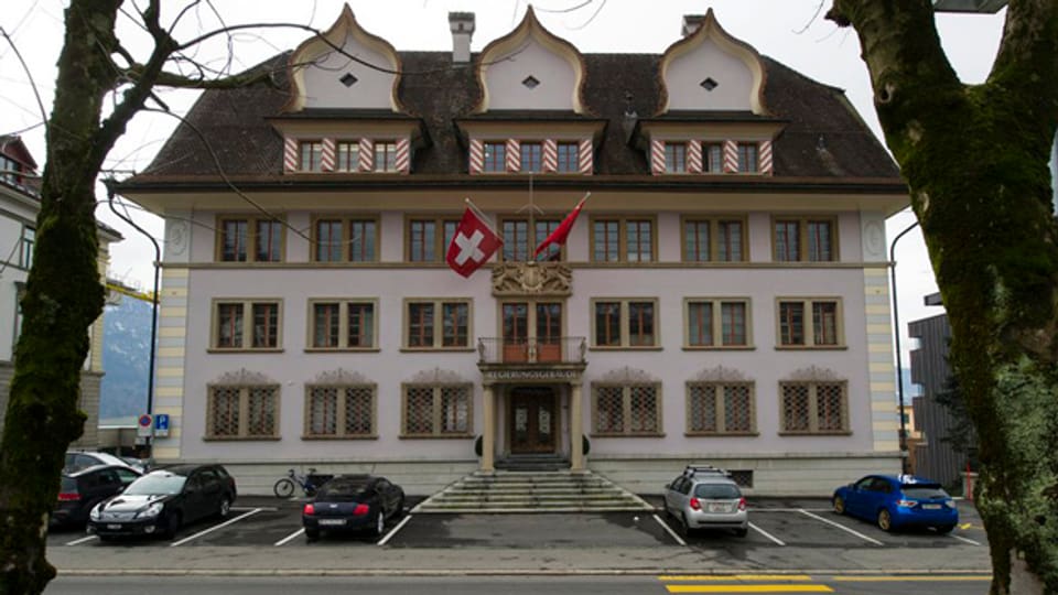 Der Kanton Schwyz muss sparen und die Steuern erhöhen.