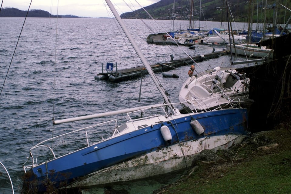 Der Sturm Lothar richtete viel Schaden an - hier an Schiffen in Arth.
