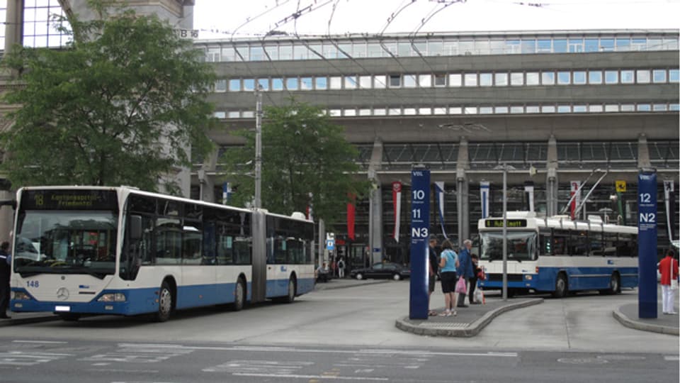 Das VBL-Busperron am Bahnhof Luzern