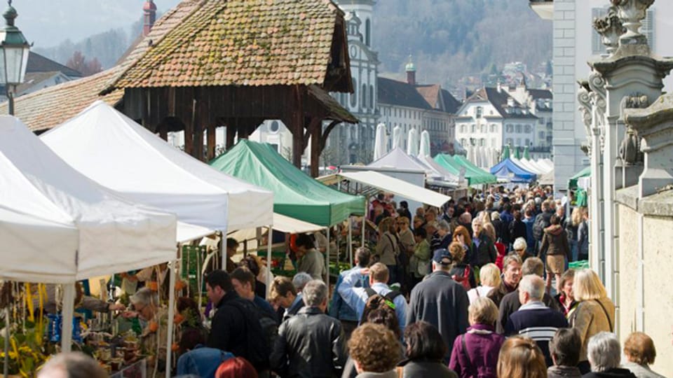 Die Standplätze am Luzerner Wochenmarkt sind begehrt.