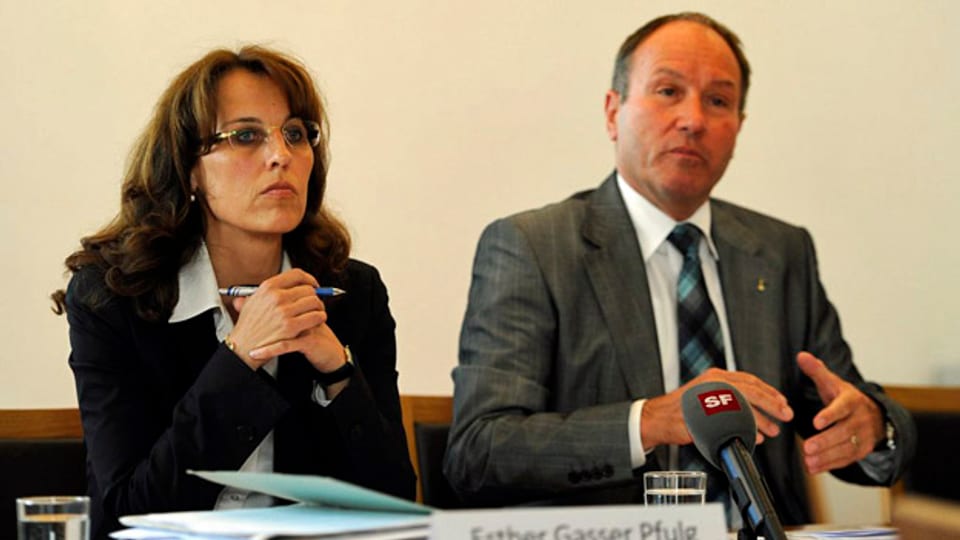 Juni 2012: Die Regierungsräte Esther Gasser Pfulg (links) und Niklaus Bleiker stellen den Untersuchungsbericht vor.