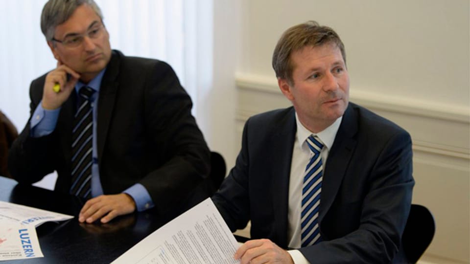 Finanzdirektor Schwerzmann (re) und Regierungsrat Graf bei der Vorstellung des Budgets 2014.