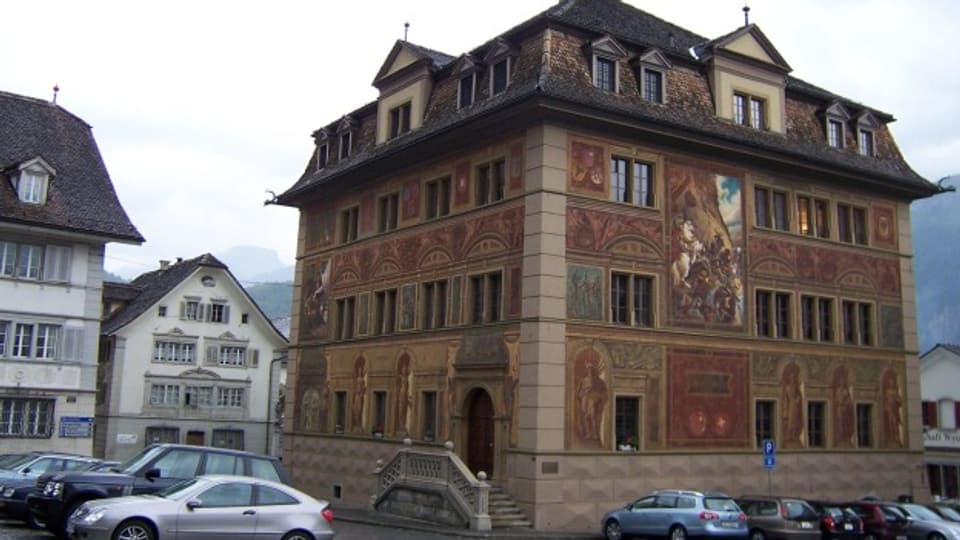 Im Schwyzer Rathaus führten die Parlamentarier eine hitzige Debatte.