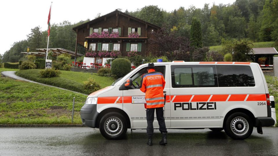 Die Schwyzer Kantonspolizei sperrte die Ibergereggstrasse nach dem Vorfall grossräumig ab.