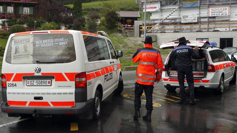 Die Schwyzer Polizei suchte nach der Schussabgabe nach dem anderen, flüchtigen Einbrecher.