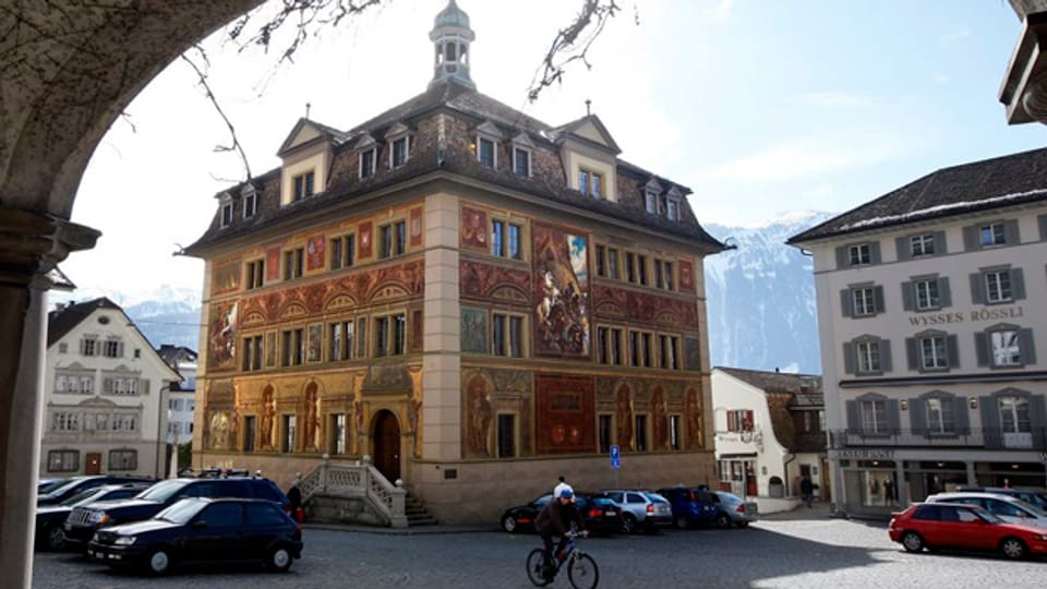 Im Rathaus von Schwyz entscheidet der Kantonsrat über die Steuererhöhungen.