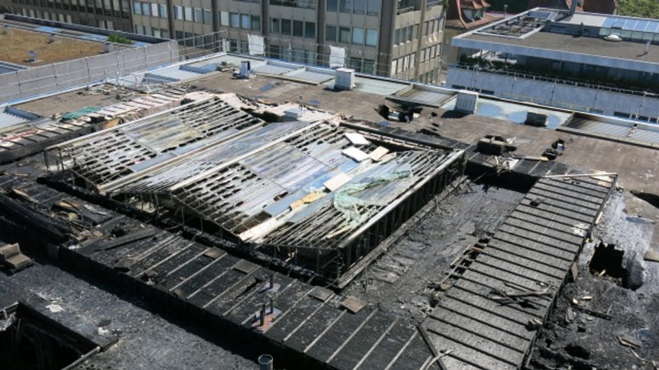 Der Brand breitete sich auf dem ganzen Dach der Kantonalbank aus.