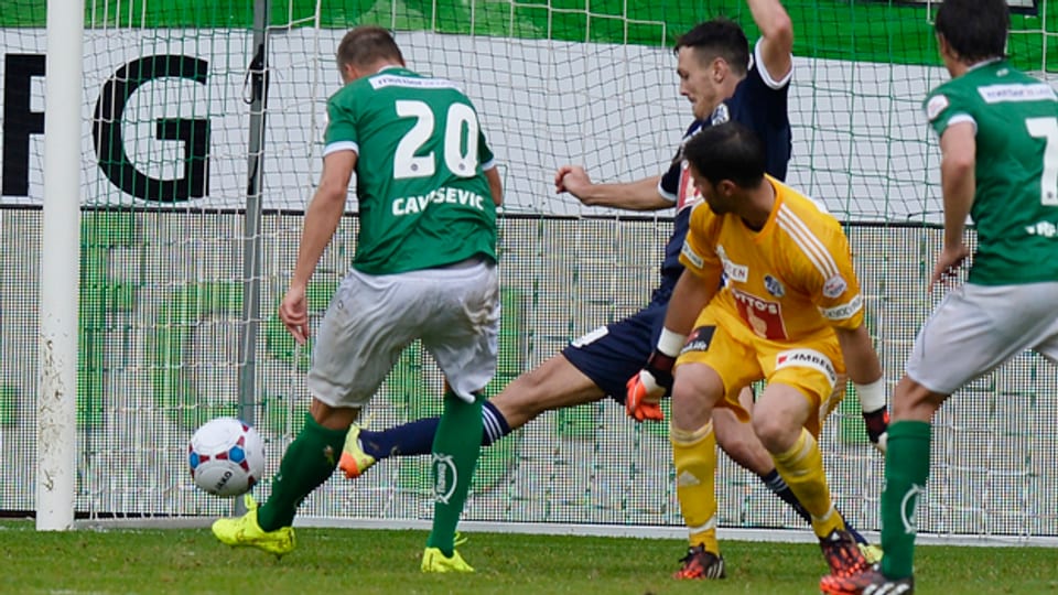 Bitter für FCL-Goalie Zibung: Cavusevic  trifft zum 2:1.