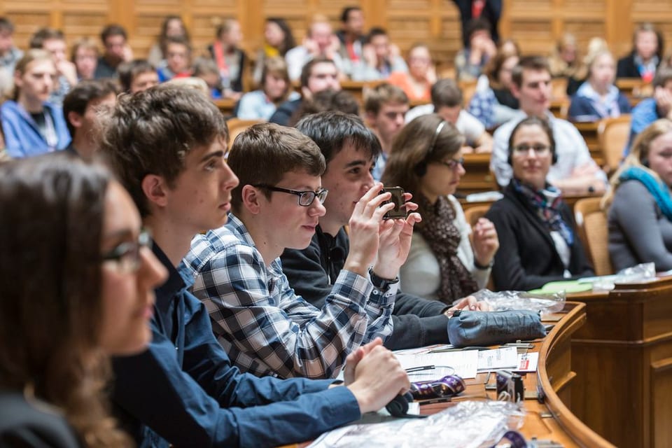 Auch Luzerner Jugendliche sollen ihre Wünsche an die Politik äussern. (Im Bild: Jugendsession im Bundeshaus)