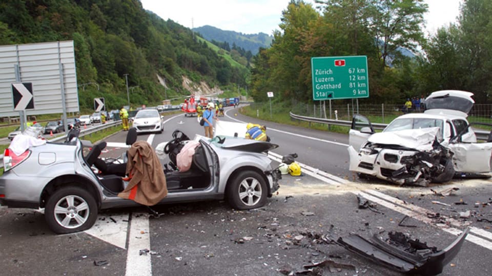Bei diesem Unfall auf der A8 wurden vier Personen verletzt.