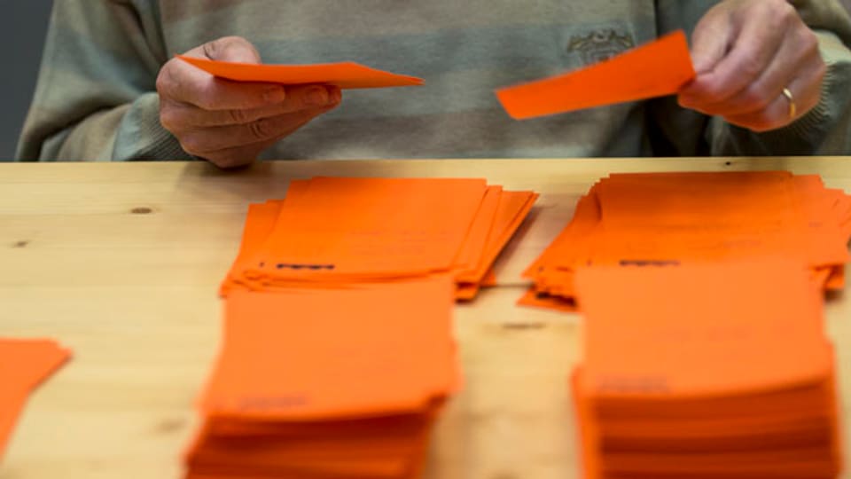 Viele Stimmen ungültig: Auszählung der Wahlzettel im Kanton Zug.
