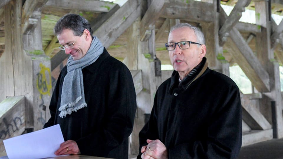 Regierungspräsident Reto Wyss (links) und Kantonsratspräsident Franz Wüest auf der alten Brücke in Rothenburg.