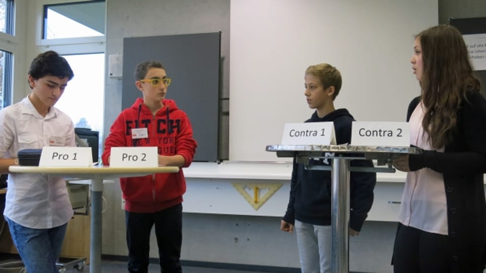 Einer der Halbfinal-Debatten in der Kanti Reussbühl. Die vier sind 13- und 14-jährig.
