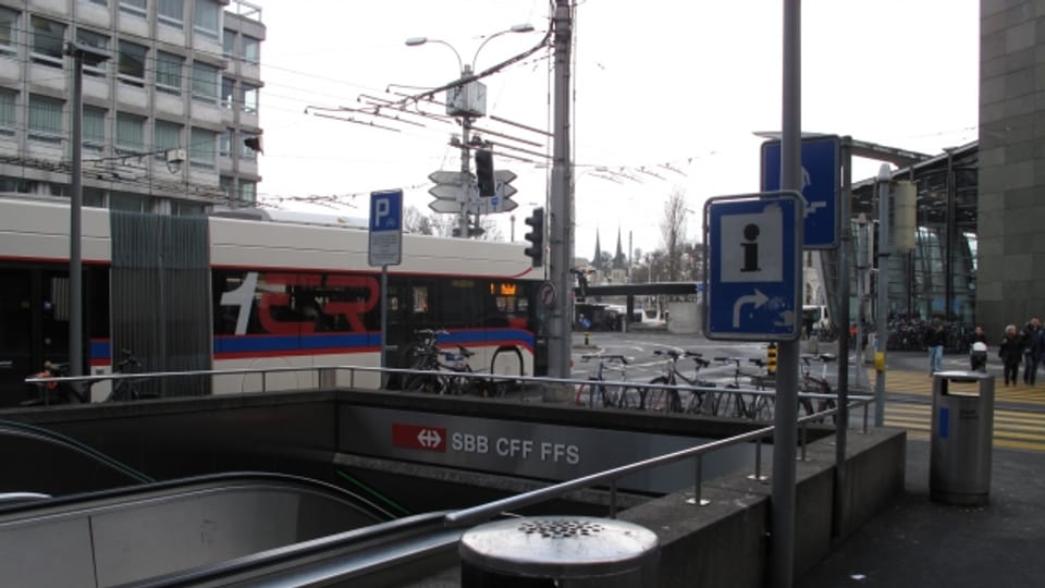 Die Verlängerung der Busspur beim Bahnhof habe sich bewährt, findet die Stadt Luzern.