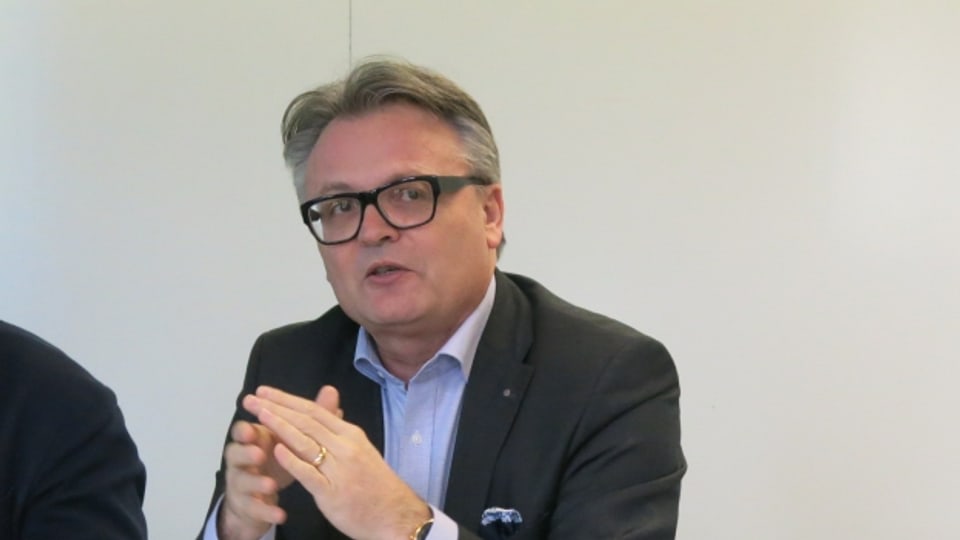 Finanzdirektor Stefan Roth erklärt das Jahresergebnis der Stadt Luzern.