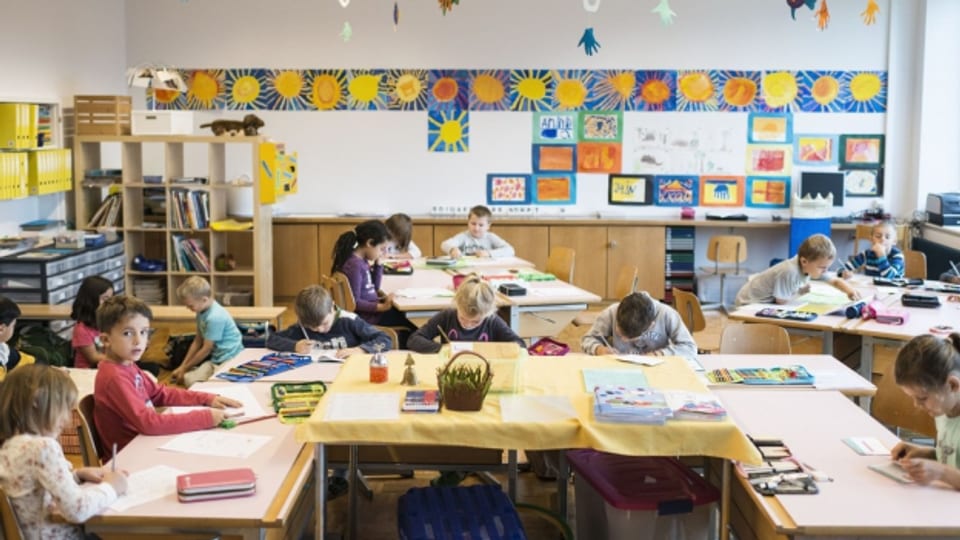 In Zuger Klassenzimmern sitzen neu bis zu 24 Schulkinder.