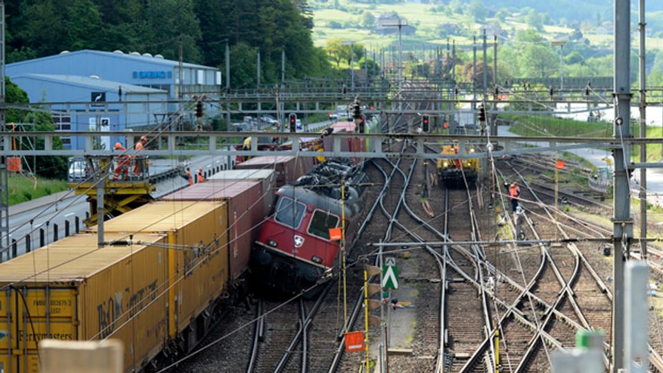 Nach der Kollision zweier Güterzüge bleibt die Gotthardstrecke gesperrt.