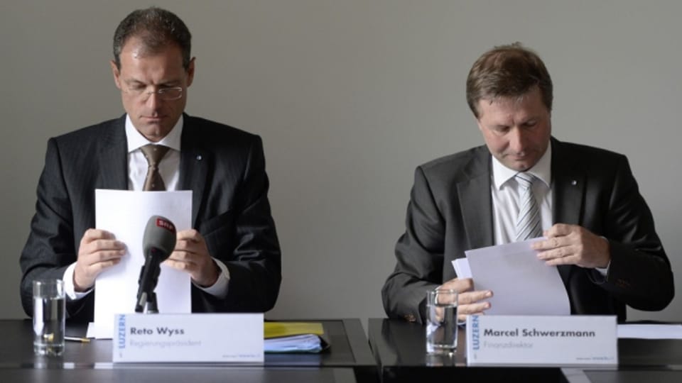 Die Regierungsräte Reto Wyss (links) und Marcel Schwerzmann an der Medienorientierung.