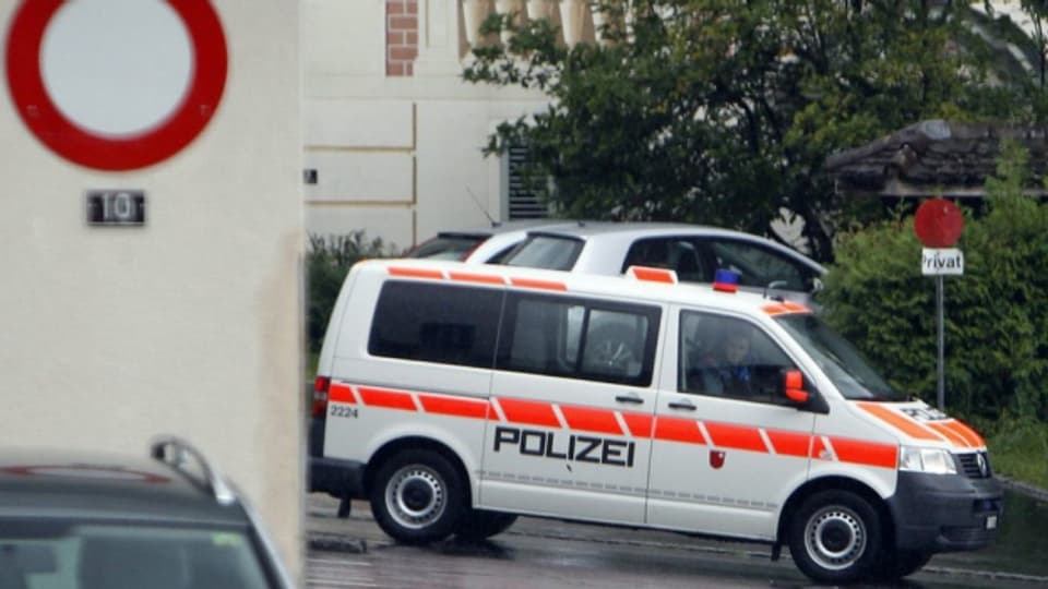 Ein Polizist der Kantonspolizei Schwyz kann im Dienst bleiben.