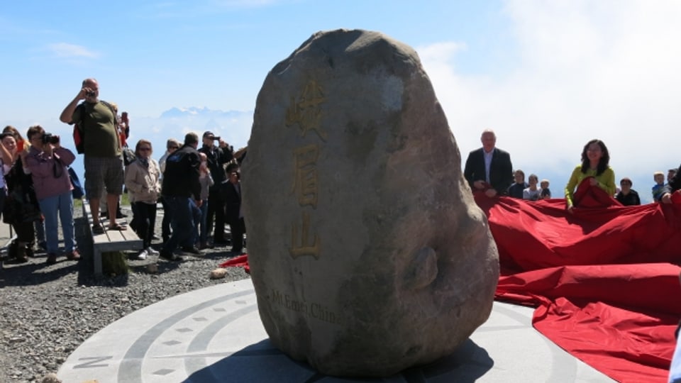 Auf der Rigi wurde ein Stein aus China enthüllt.