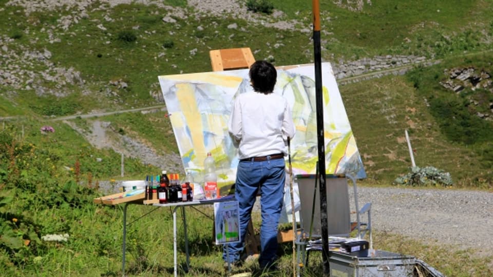 Barbara Gwerder malt inmitten der Muotathaler Berge.