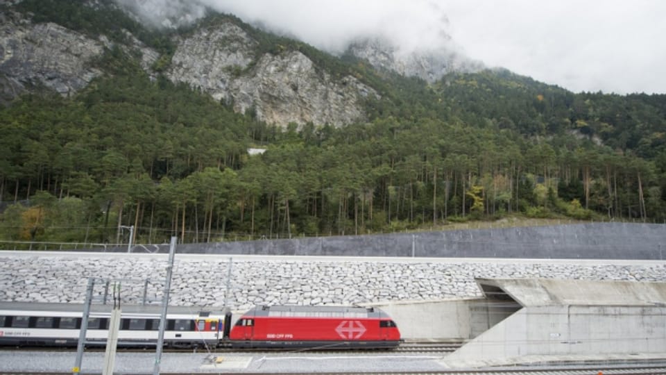 Ein Testzug fährt in den neuen Gotthard-Basistunnel.