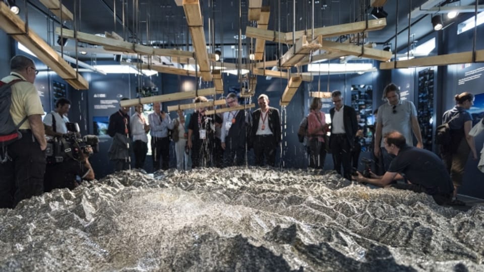 Im Mittelpunkt der Ausstellung der Gotthardkantone stand ein 21 Tonnen schwerer Monolitstein aus dem Gotthardmassiv.