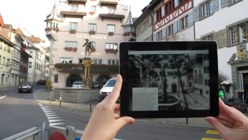 Das Tablet liefert historische Informationen zum Brunnen auf dem Kolinplatz.