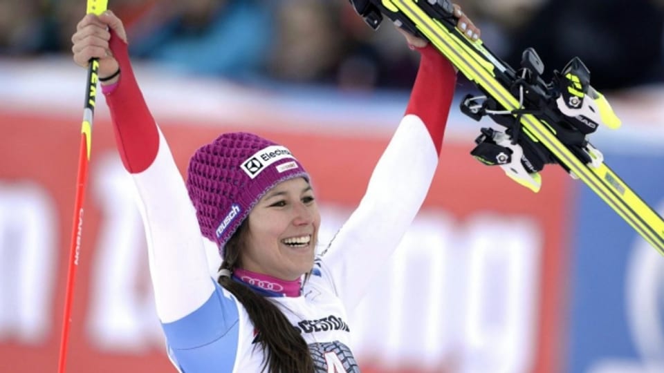 Skirennfahrerin Wendy Holdener freut sich über ihren zweiten Platz.